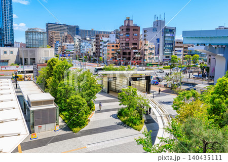 東京 江東区 豊洲駅前交差点付近の都市風景 東京 江東区 豊洲駅前交差点付近の都市風景 140435111