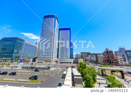 東京 江東区 豊洲駅前交差点付近の都市風景 東京 江東区 豊洲駅前交差点付近の都市風景 140435113