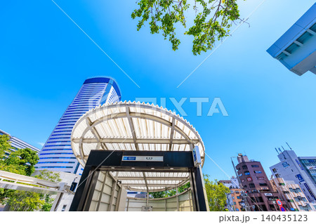 東京　江東区　豊洲駅前交差点付近の都市風景 140435123