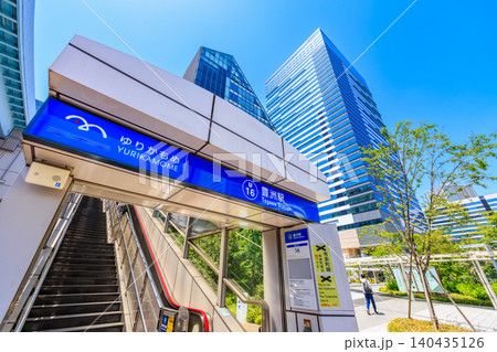 東京　江東区　豊洲駅前交差点付近の都市風景 140435126
