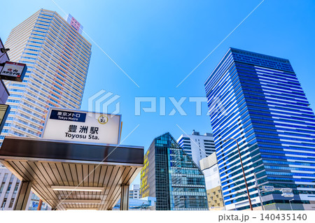 東京 江東区 豊洲駅前交差点付近の都市風景 東京 江東区 豊洲駅前交差点付近の都市風景 140435140
