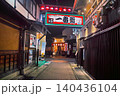 岐阜県高山市朝日町一番街、夜の歓楽街の景観 140436104