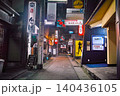 岐阜県高山市朝日町一番街、夜の歓楽街の景観 140436105