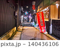 岐阜県高山市朝日町一番街、夜の歓楽街の景観 140436106