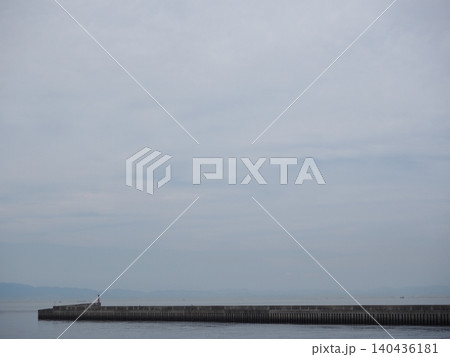 曇り空と海 曇り空と海 140436181