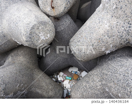 消波ブロックに溜まったプラスチックごみ 消波ブロックに溜まったプラスチックごみ 140436184