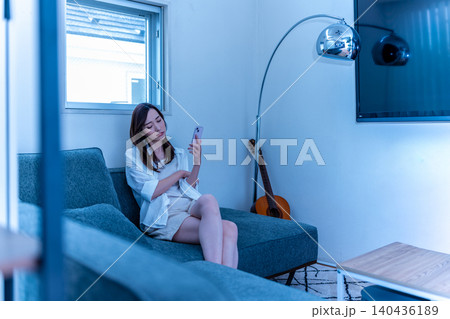 ソファでスマホを見る女性 ソファでスマホを見る女性 140436189