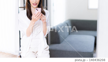 スマホを操作する女性の手元 140436208
