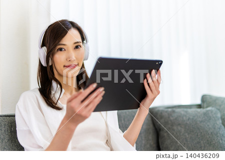ソファでタブレットを楽しむ女性 ソファでタブレットを楽しむ女性 140436209