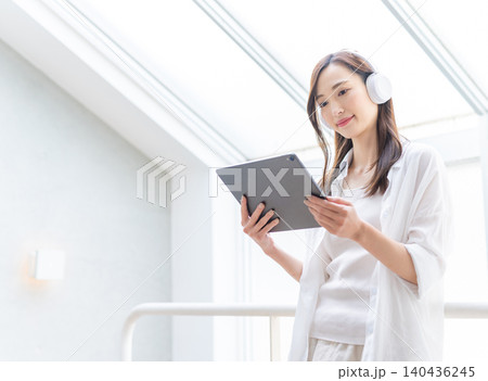 タブレットで情報収集する女性 タブレットで情報収集する女性 140436245