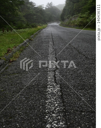 雨上がりの道 雨上がりの道 140436311