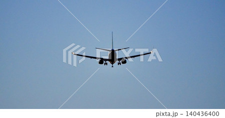長旅を終え空港に着陸体勢に入る飛行機の後ろ姿のシンプルな風景 長旅を終え空港に着陸体勢に入る飛行機の後ろ姿のシンプルな風景 140436400