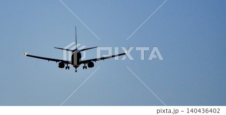 長旅を終え空港に着陸体勢に入る飛行機の後ろ姿のシンプルな風景 長旅を終え空港に着陸体勢に入る飛行機の後ろ姿のシンプルな風景 140436402
