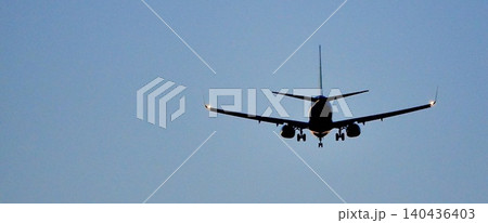 長旅を終え空港に着陸体勢に入る飛行機の後ろ姿のシンプルな風景 長旅を終え空港に着陸体勢に入る飛行機の後ろ姿のシンプルな風景 140436403