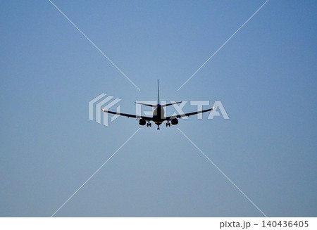長旅を終え空港に着陸体勢に入る飛行機の後ろ姿のシンプルな風景 長旅を終え空港に着陸体勢に入る飛行機の後ろ姿のシンプルな風景 140436405