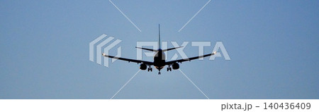 長旅を終え空港に着陸体勢に入る飛行機の後ろ姿のシンプルな風景 長旅を終え空港に着陸体勢に入る飛行機の後ろ姿のシンプルな風景 140436409