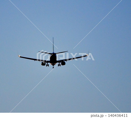 長旅を終え空港に着陸体勢に入る飛行機の後ろ姿のシンプルな風景 140436411