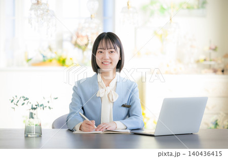 女性 受付 女性 受付 140436415