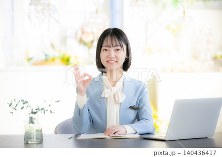 女性　受付 140436417