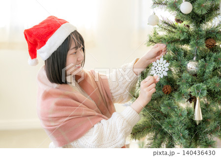 クリスマスツリーの飾り付けをする女性 クリスマスツリーの飾り付けをする女性 140436430
