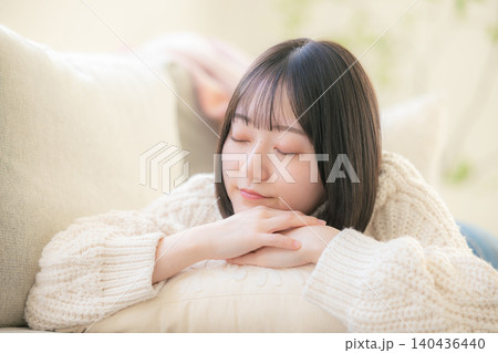 ソファに横になる女性 140436440