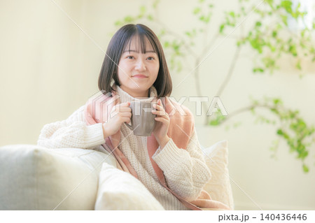 コーヒーを飲む女性 コーヒーを飲む女性 140436446
