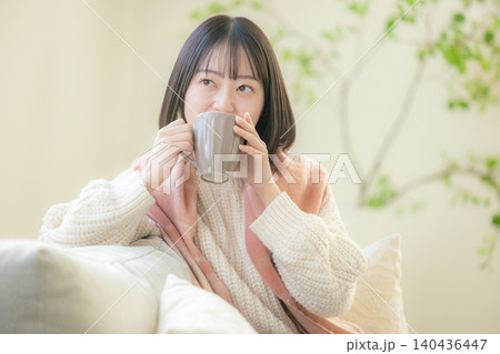 コーヒーを飲む女性 コーヒーを飲む女性 140436447