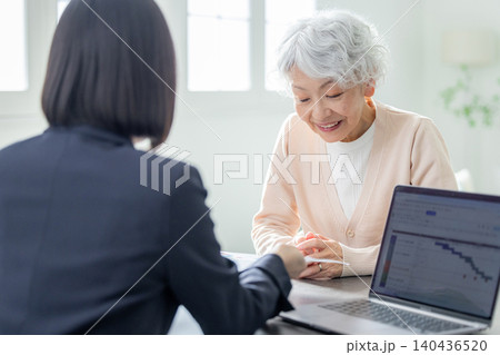 プランナーに相談するシニアの女性 140436520