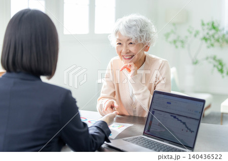 プランナーに相談するシニアの女性 140436522
