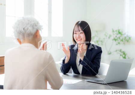 相談に乗るビジネスウーマン 140436528