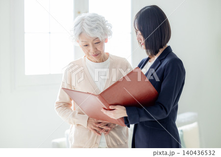 営業マンと話をするシニア女性 140436532