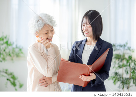 営業マンと話をするシニア女性 140436533