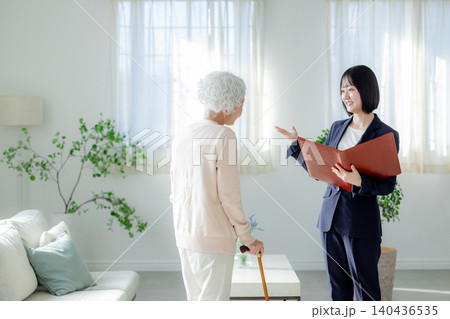 営業マンと話をするシニア女性 営業マンと話をするシニア女性 140436535