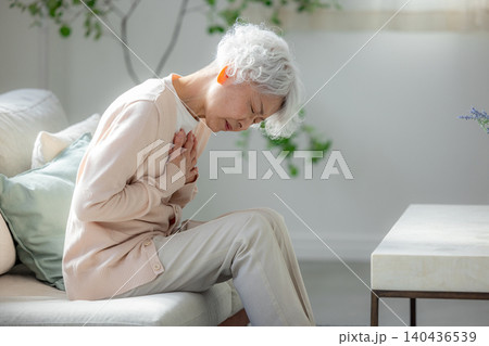 胸の動悸に悩むシニア女性 140436539