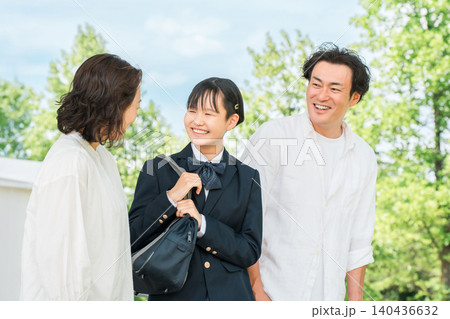 公園を歩く家族,ファミリー,子育て世代 140436632