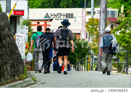 高尾山下山後のハイカー達 高尾山下山後のハイカー達 140436843