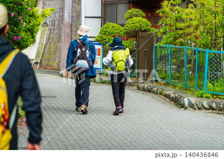 高尾山下山後のハイカー達 高尾山下山後のハイカー達 140436846