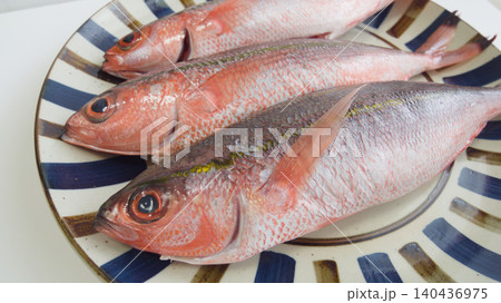 沖縄県産グルクンの生魚|皿に並べた新鮮な食材/Fresh Gurukun Fish on a Pla 沖縄県産グルクンの生魚|皿に並べた新鮮な食材/Fresh Gurukun Fish on a Pla 140436975