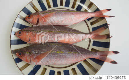 沖縄県産グルクンの生魚|皿に並べた新鮮な食材/Fresh Gurukun Fish on a Pla 沖縄県産グルクンの生魚|皿に並べた新鮮な食材/Fresh Gurukun Fish on a Pla 140436978
