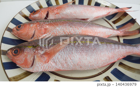 沖縄県産グルクンの生魚｜皿に並べた新鮮な食材／Fresh Gurukun Fish on a Pla 140436979