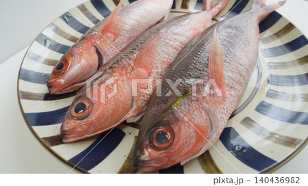 沖縄県産グルクンの生魚|皿に並べた新鮮な食材/Fresh Gurukun Fish on a Pla 沖縄県産グルクンの生魚|皿に並べた新鮮な食材/Fresh Gurukun Fish on a Pla 140436982