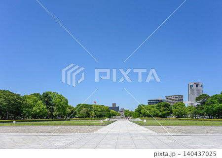 青空広がる広島平和記念公園 慰霊碑と平和の軸線 140437025