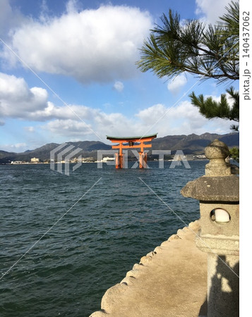 安芸の宮島 海に浮かぶ鳥居 安芸の宮島 海に浮かぶ鳥居 140437062