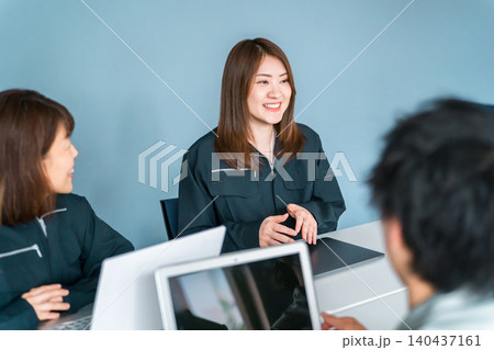 オフィス,事務所で働く作業着姿の女性従業員 140437161