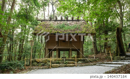 伊勢神宮内宮 参道脇に建つ外幣殿 伊勢神宮内宮 参道脇に建つ外幣殿 140437184