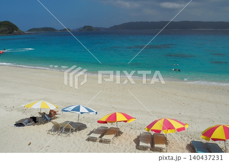 古座間味、ビーチパラソルのある風景　夏風景 140437231