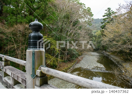 伊勢神宮内宮 五十鈴川に流れ込む島路川に架かる風日祈宮橋 伊勢神宮内宮 五十鈴川に流れ込む島路川に架かる風日祈宮橋 140437362