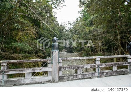 伊勢神宮内宮　五十鈴川に流れ込む島路川に架かる風日祈宮橋 140437370