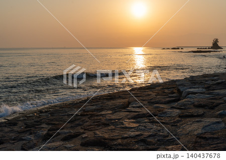 夕日に照らされる海 140437678
