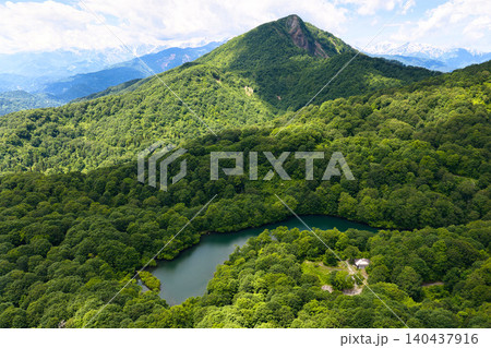 新緑の鎌池と大渚山 長野県小谷村(ドローンによる空撮) 新緑の鎌池と大渚山 長野県小谷村(ドローンによる空撮) 140437916